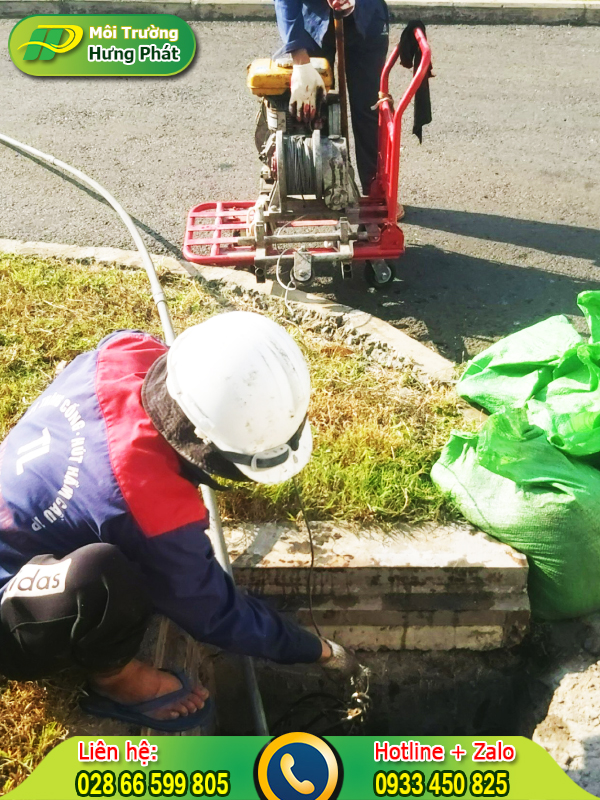 Sử dụng máy móc tân tiến để xử lý bùn thải