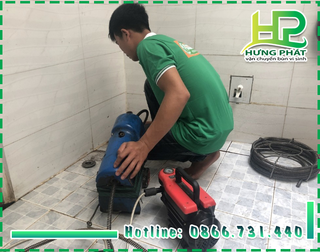 Xuống hầm kiểm tra lấy lấy r&aacute;c thải l&ecirc;n