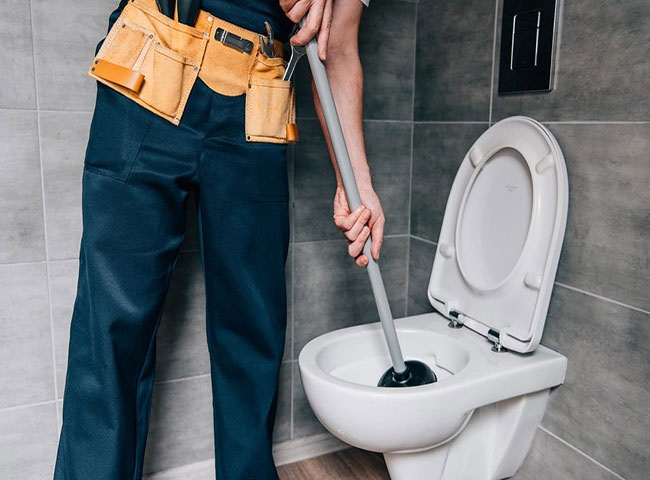 Những c&aacute;ch xử l&yacute; bồn cầu k&ecirc;u ục ục