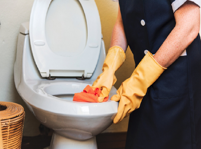 Nước n&oacute;ng cũng hiệu quả khi th&ocirc;ng bồn cầu